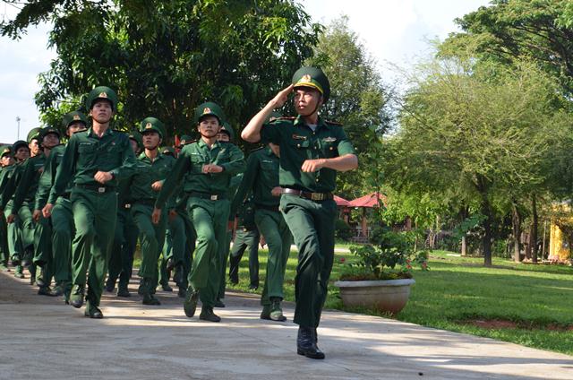Nắng trên thao trường huấn luyện.