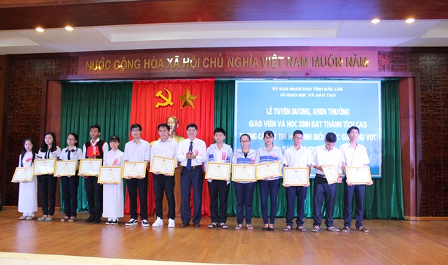 Tuyên dương giáo viên và học sinh đạt thành tích cao trong các kỳ thi học sinh giỏi Quốc gia, khu vực năm học 2016-2017