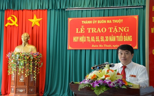 Thành ủy Buôn Ma Thuột trao tặng Huy hiệu Đảng đợt 19/5 cho 50 đảng viên thuộc Đảng bộ Thành phố.