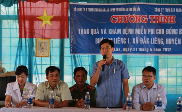 Sở Thông tin và Truyền thông thăm và tặng quà tại buôn kết nghĩa, huyện Lắk