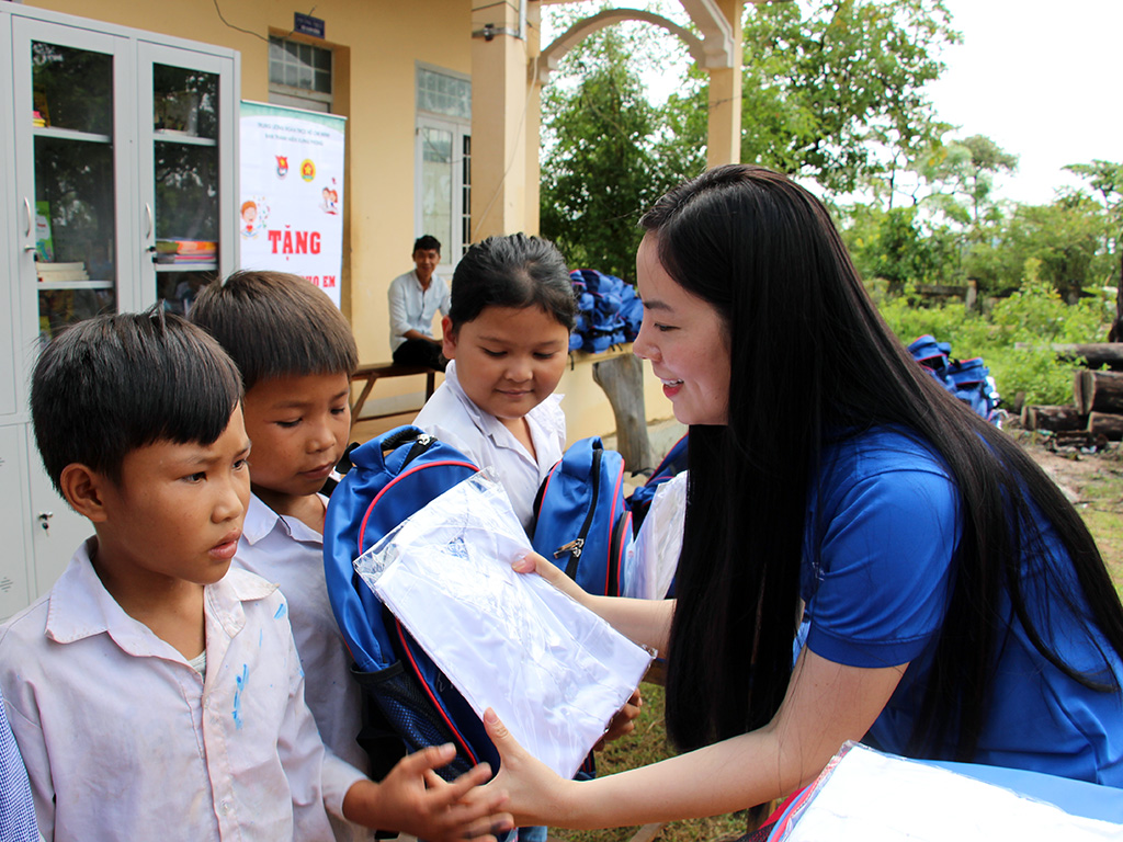 Thăm, tặng quà và tổ chức các hoạt động vui chơi hè cho thiếu nhi làng Thanh niên lập nghiệp Biên giới xã Ia Lốp - huyện Ea Súp