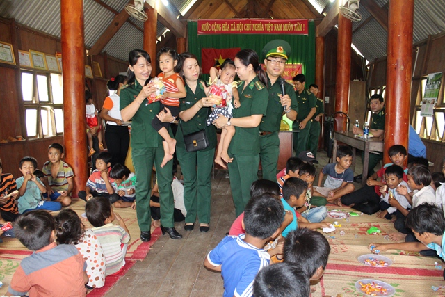 Gặp mặt tặng quà cho các cháu thiếu nhi tại Buôn Đrang Phốk.