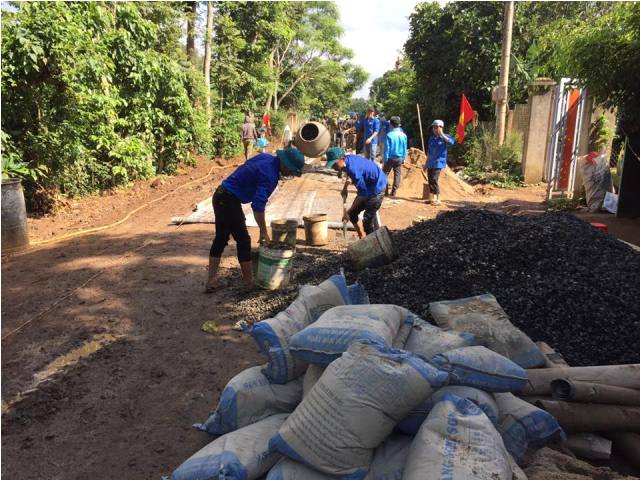 Công trình thanh niên đường giao thông nông thôn tại buôn Cuôr Đăng B, xã Cuôr Đăng huyện Cư Mgar – khởi động cho hoạt động tình nguyện của tuổi trẻ trong Chiến dịch thanh niên tình nguyện Hè tỉnh Đắk Lắk năm 2017.
