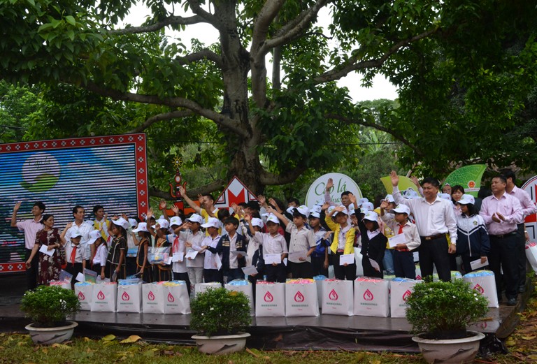 66 em có hoàn cảnh khó khăn được hỗ trợ thông qua chương trình “Cặp lá yêu thương”.