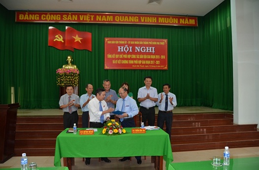 Thành phố Buôn Ma Thuột: Hội nghị tổng kết Quy chế phối hợp công tác dân vận giai đoạn 2015 – 2016 và ký kết Chương trình phối hợp giai đoạn 2017 – 2021