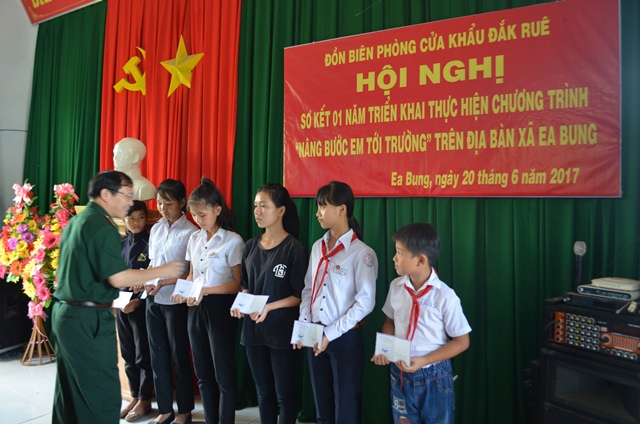 Bộ đội Biên phòng Đắk Lắk sơ kết 1 năm thực hiện chương trình “Nâng bước em tới trường”