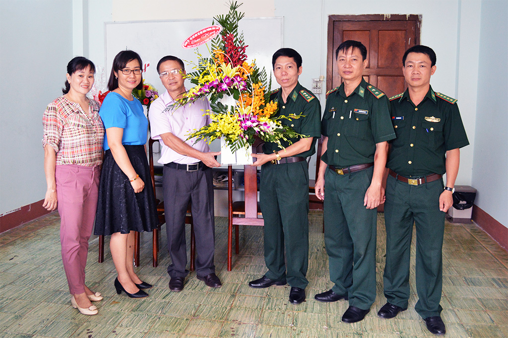Bộ đội Biên phòng tỉnh thăm và tặng hoa chúc mừng Cổng Thông tin điện tử tỉnh