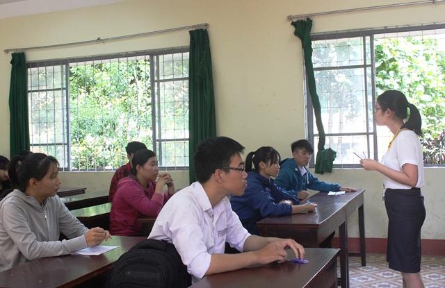 Thí sinh làm thủ tục dự thi THPT Quốc gia năm 2017