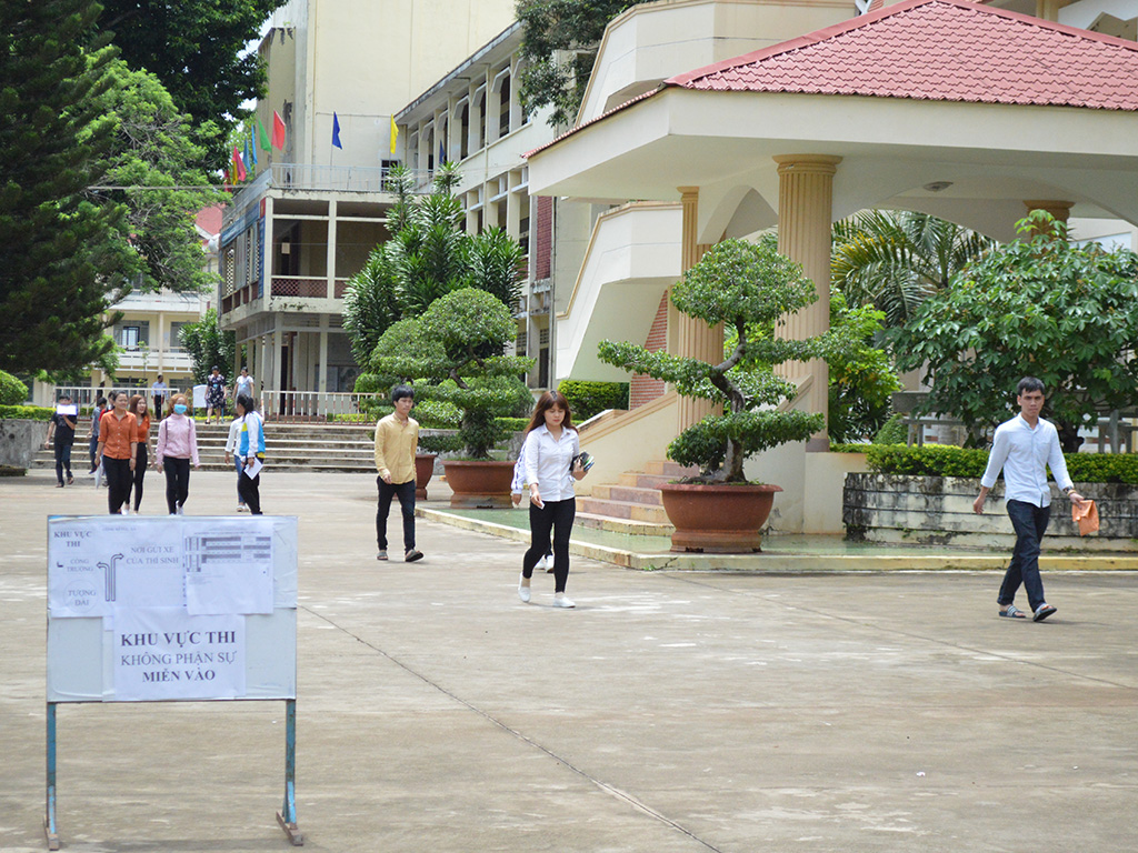 Buổi thi ba môn thuộc tổ hợp khoa học tự nhiên diễn ra an toàn, nghiêm túc.