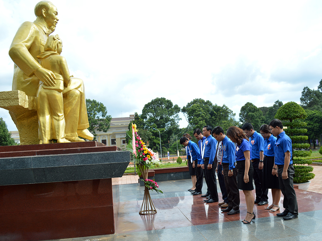 Tuổi trẻ Đoàn khối các cơ quan tỉnh báo công trước tượng đài Bác Hồ và dâng hương viếng các chiến sỹ Nam tiến