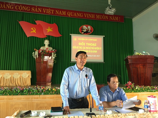 Đồng chí Bí thư, Phó Bí thư Huyện ủy đối thoại với nhân dân xã EaKpam