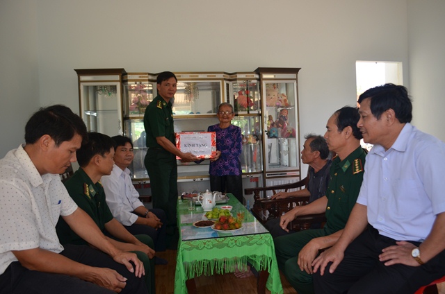 Đồn biên phòng Ia Rvê, BĐBP Đắk Lắk nhận phụng dưỡng bà mẹ Việt Nam anh hùng Nguyễn Thị Lý.