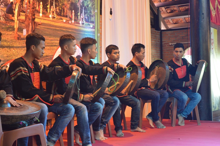 Tổ chức biểu diễn văn hóa cồng chiêng phục vụ nhân dân và du khách năm 2017.