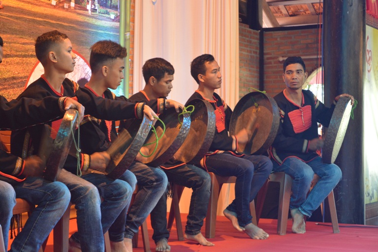 Biểu diễn văn hóa Cồng chiêng phục vụ nhân dân và du khách năm 2017.