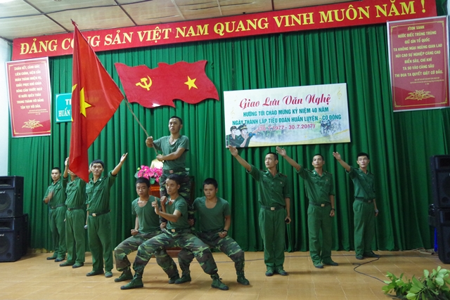 Biểu diễn văn nghệ cho cán bộ chiến sĩ và nhân dân khu vực biên giới.