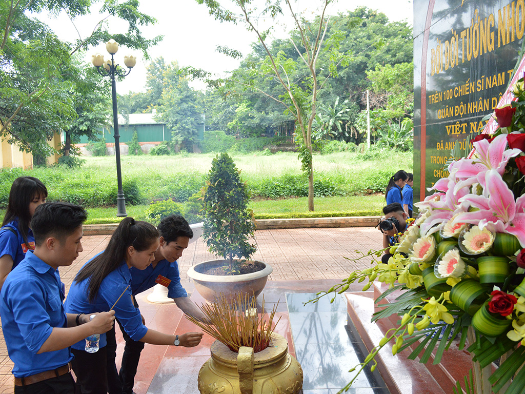 Reporting achievements toward Uncle Ho statue and offering incense to war martyrs by the Youth of the Youth Union Standing Commitee
