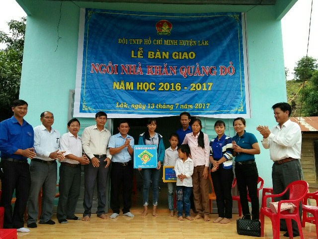 Huyện Lắk bàn giao “Ngôi nhà Khăn quàng đỏ” cho học sinh có hoàn cảnh khó khăn vươn lên trong học tập