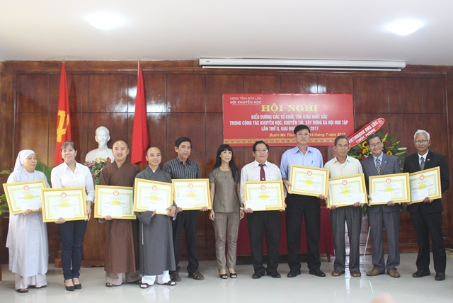 Tuyên dương các tổ chức tôn giáo đạt nhiều thành tích trong phong trào thi đua khuyến học, khuyến tài, xây dựng xã hội học tập giai đoạn 2012-2017