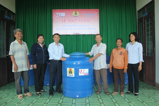 Liên đoàn Lao động tỉnh: Tặng 50 bồn chứa nước cho đoàn viên Công đoàn huyện Buôn Đôn