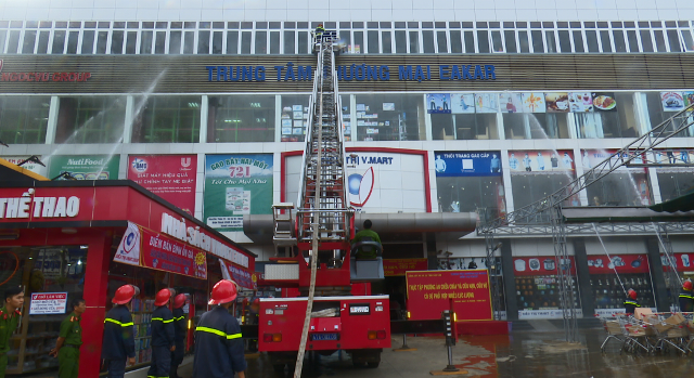 Thực tập phương án chữa cháy- CNCH tại Trung tâm thương mại huyện Ea Kar – Siêu thị V.Mart