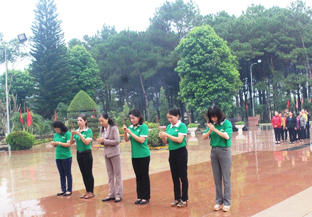 Hội Liên hiệp Phụ nữ tỉnh dâng hương tưởng niệm các anh hùng liệt sỹ.