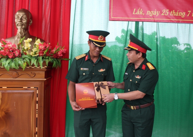 Bàn giao nhà tình nghĩa tặng gia đình chính sách