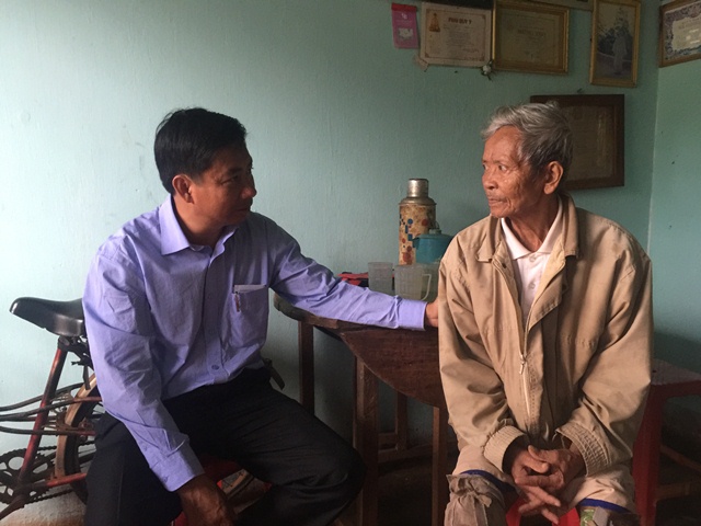 Lãnh đạo huyện ủy Cư M’gar đến thăm, tặng quà các gia đình chính sách