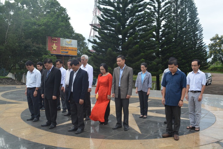 Ngành Thông tin và Truyền thông tỉnh viếng các anh hùng liệt sĩ tại Đài tưởng niệm Liệt sĩ Giao bưu – Thông tin liên lạc Tây Nguyên.