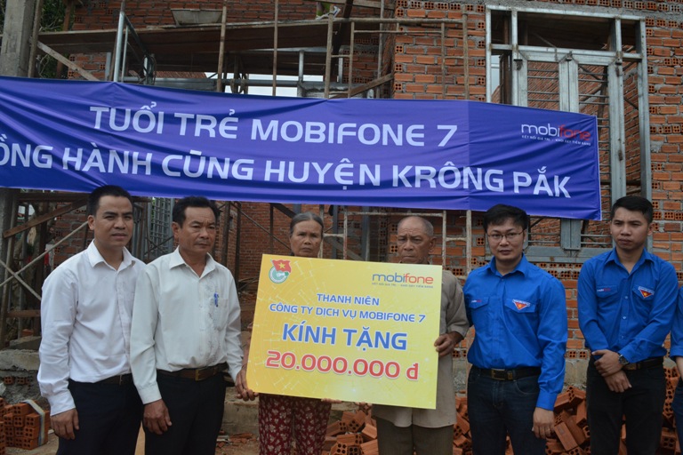 Đoàn Thanh niên Công ty dịch vụ Mobifone khu vực 7 tổ chức nhiều hoạt động đền ơn đáp nghĩa trên địa bàn huyện Krông Pắk.