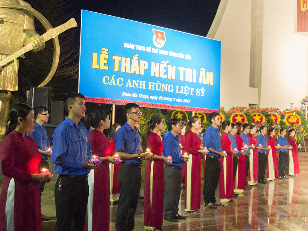 Approximately 2,000 youngsters take part in candle lighting ceremony showing gratitude for Martyrs