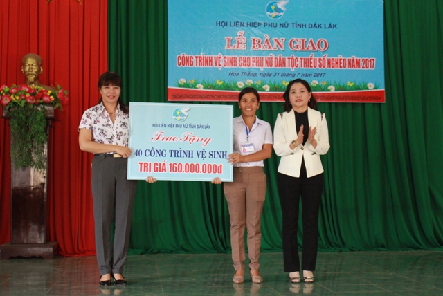 Bàn giao 60 công trình vệ sinh cho phụ nữ dân tộc thiểu số nghèo tại thành phố Buôn Ma Thuột và huyện Buôn Đôn