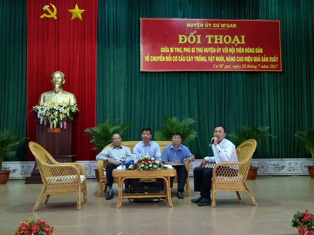 Bí thư, Phó Bí thư Huyện ủy Cư Mgar đối thoại  với hội viên nông dân về chuyển đổi cơ cấu  cây trồng, vật nuôi, nâng cao hiệu quả sản xuất