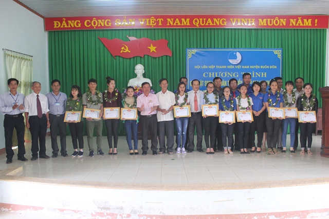 Gặp mặt và tuyên dương sinh viên dân tộc thiểu số có học lực khá, giỏi năm 2017