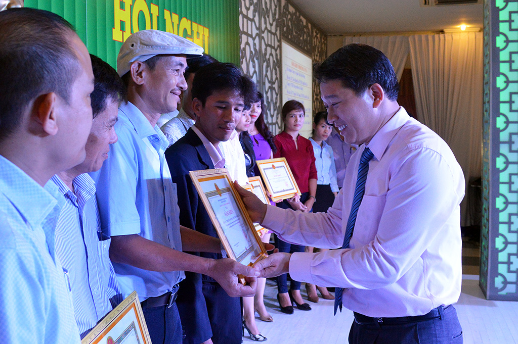 Honouring 327 organizations and individuals excellently implemented tax policies and laws