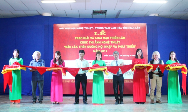 Trao giải và khai mạc Triển lãm cuộc thi ảnh nghệ thuật “Đắk Lắk trên đường hội nhập và phát triển” năm 2017