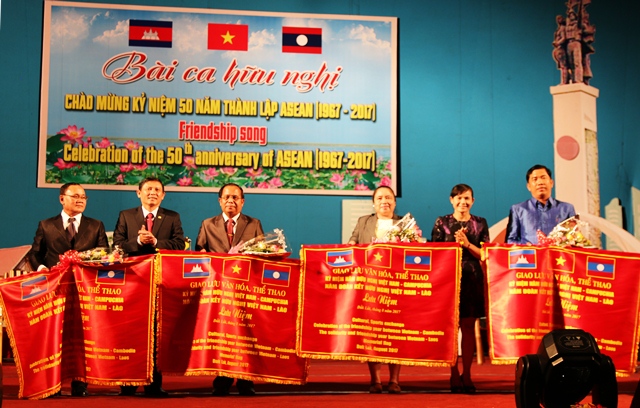 Giao lưu nghệ thuật “Bài ca hữu nghị” Campuchia – Lào – Việt Nam