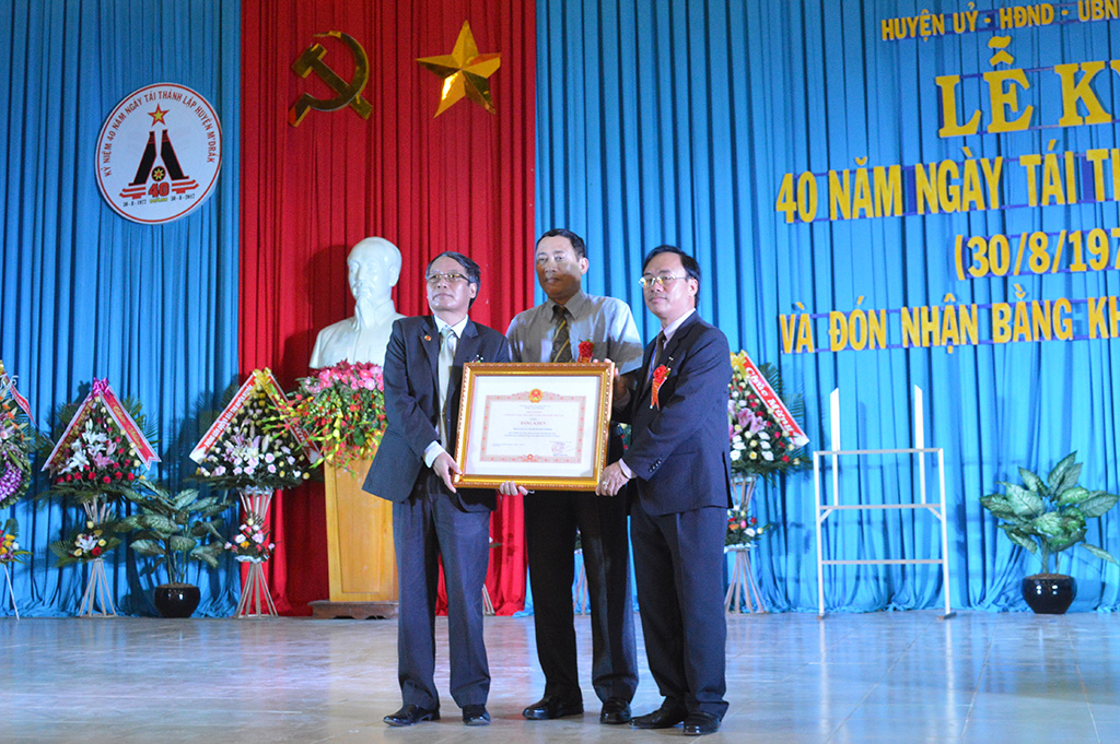 Huyện M’Đrắk kỷ niệm 40 năm tái thành lập huyện.