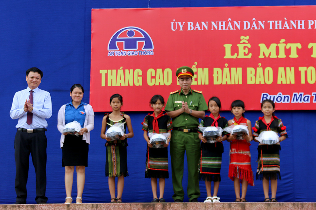 Thành phố Buôn Ma Thuột ra quân Tháng cao điểm bảo đảm trật tự an toàn giao thông năm 2017