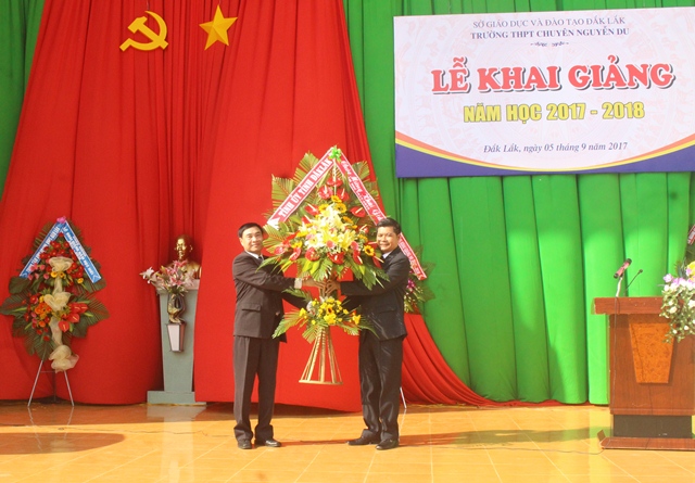 Trường THPT Chuyên Nguyễn Du khai giảng năm học 2017-2018