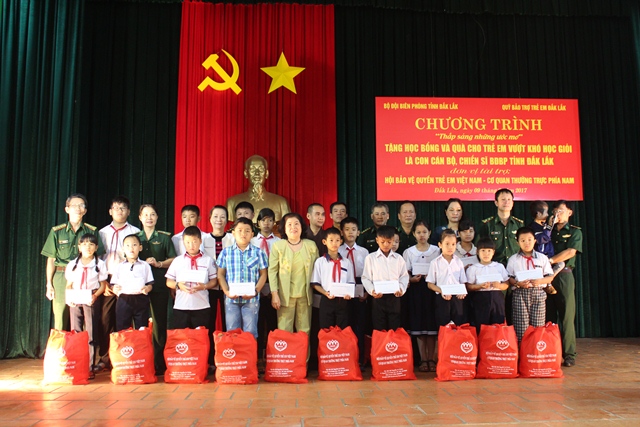 Trao học bổng cho con cán bộ, chiến sĩ Bộ đội Biên phòng tỉnh Đắk Lắk