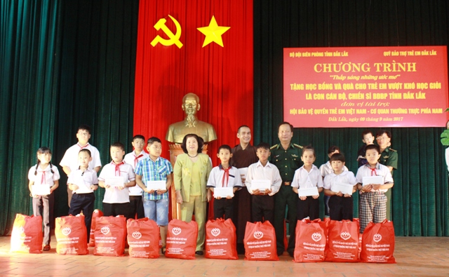 Hội Bảo vệ quyền trẻ em Việt Nam trao 206 suất quà cho trẻ em có hoàn cảnh khó khăn tại Đắk Lắk