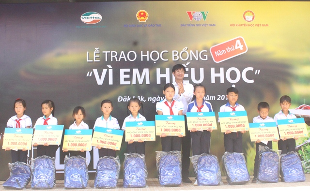 Viettel Đắk Lắk trao tặng học bổng “Vì em hiếu học” tại huyện M’Đrắk