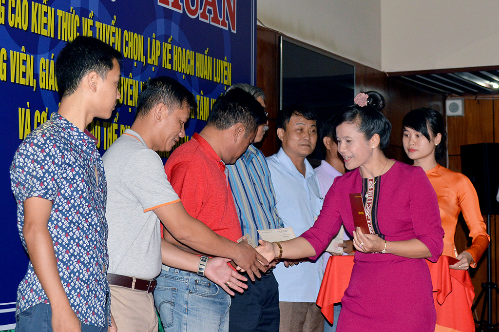 Bế mạc lớp tập huấn nâng cao kiến thức về tuyển chọn, lập kế hoạch huấn luyện