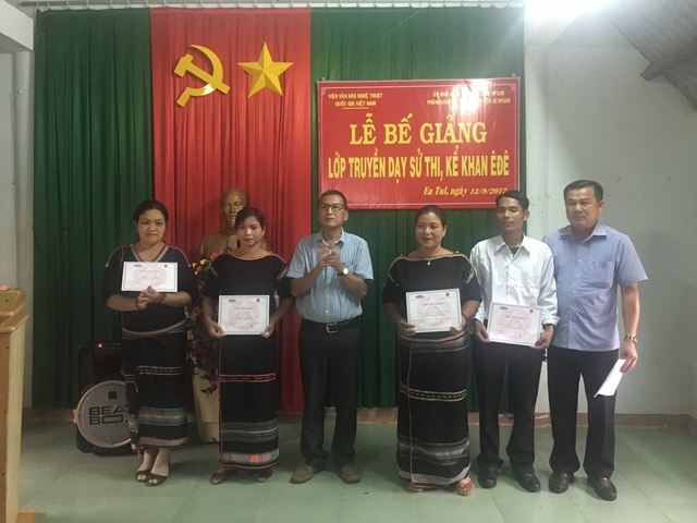 Bế giảng lớp truyền dạy hát kể sử thi (klei Khan) Êđê tại xã EaTul