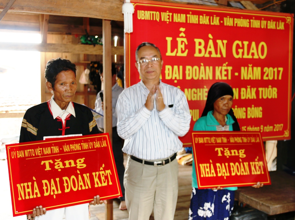 Bàn giao nhà Đại đoàn kết tặng hộ nghèo tại huyện Krông Bông