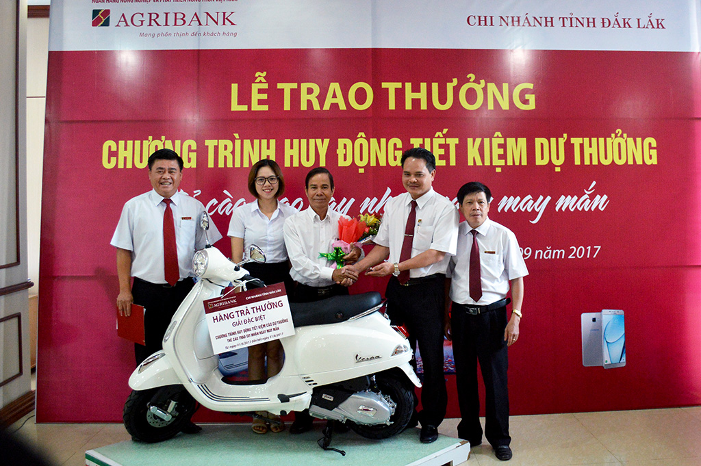 Dak Lak Agribank awards the Prize-Linked Savings Program 