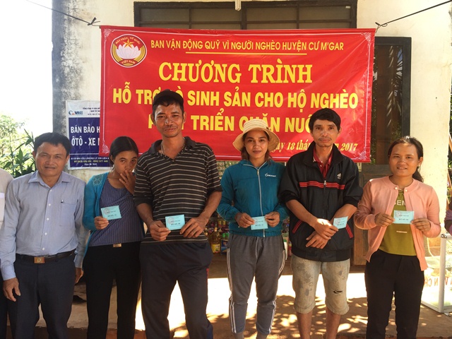 BMTTQ Việt Nam huyện Cư Mgar tiến hành bàn giao 12 con bò sinh sản cho các hộ nghèo tại địa bàn xã Ea Kuếh