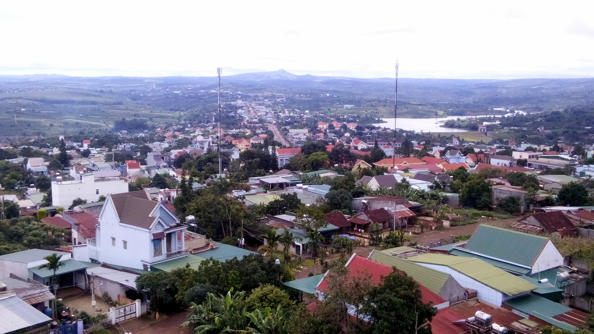 Đảng ủy thị trấn Ea Drăng đẩy mạnh việc học tập và  làm theo lời Bác từ những việc làm hằng ngày trong cuộc sống