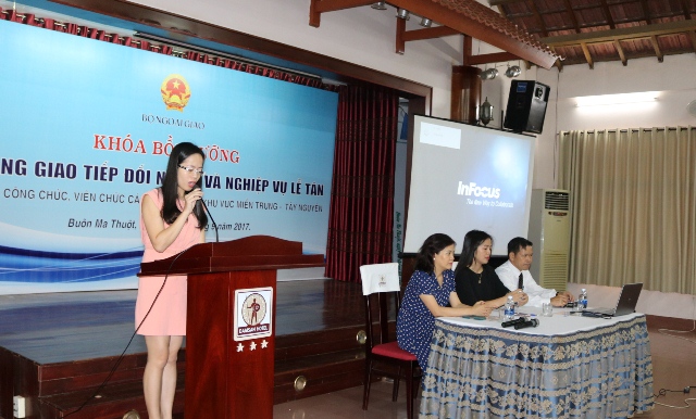 Bồi dưỡng Giao tiếp đối ngoại và nghiệp vụ lễ tân