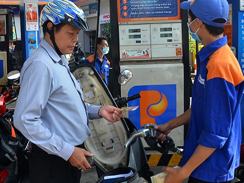 Giá xăng vượt mốc 18.000 đồng/lít